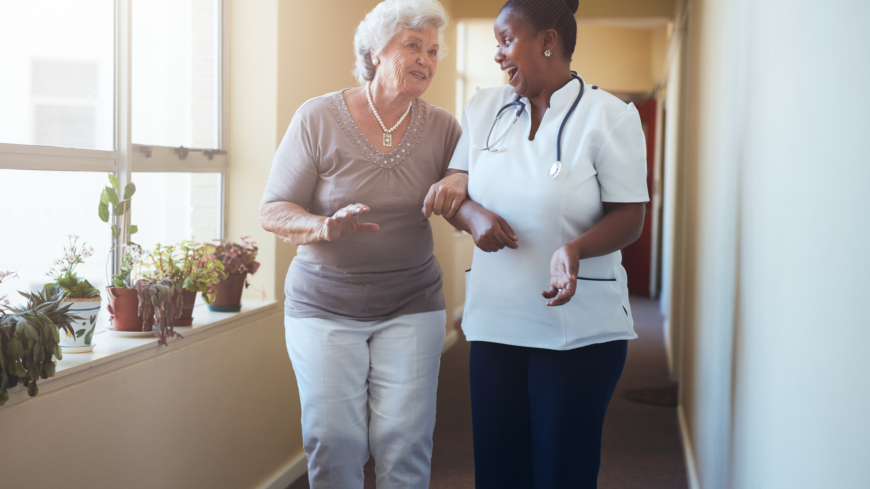 Vid besök hos en sjuksköterska kan patienten få hjälp med mycket, till exempel omläggning av sår.  Foto: Shutterstock